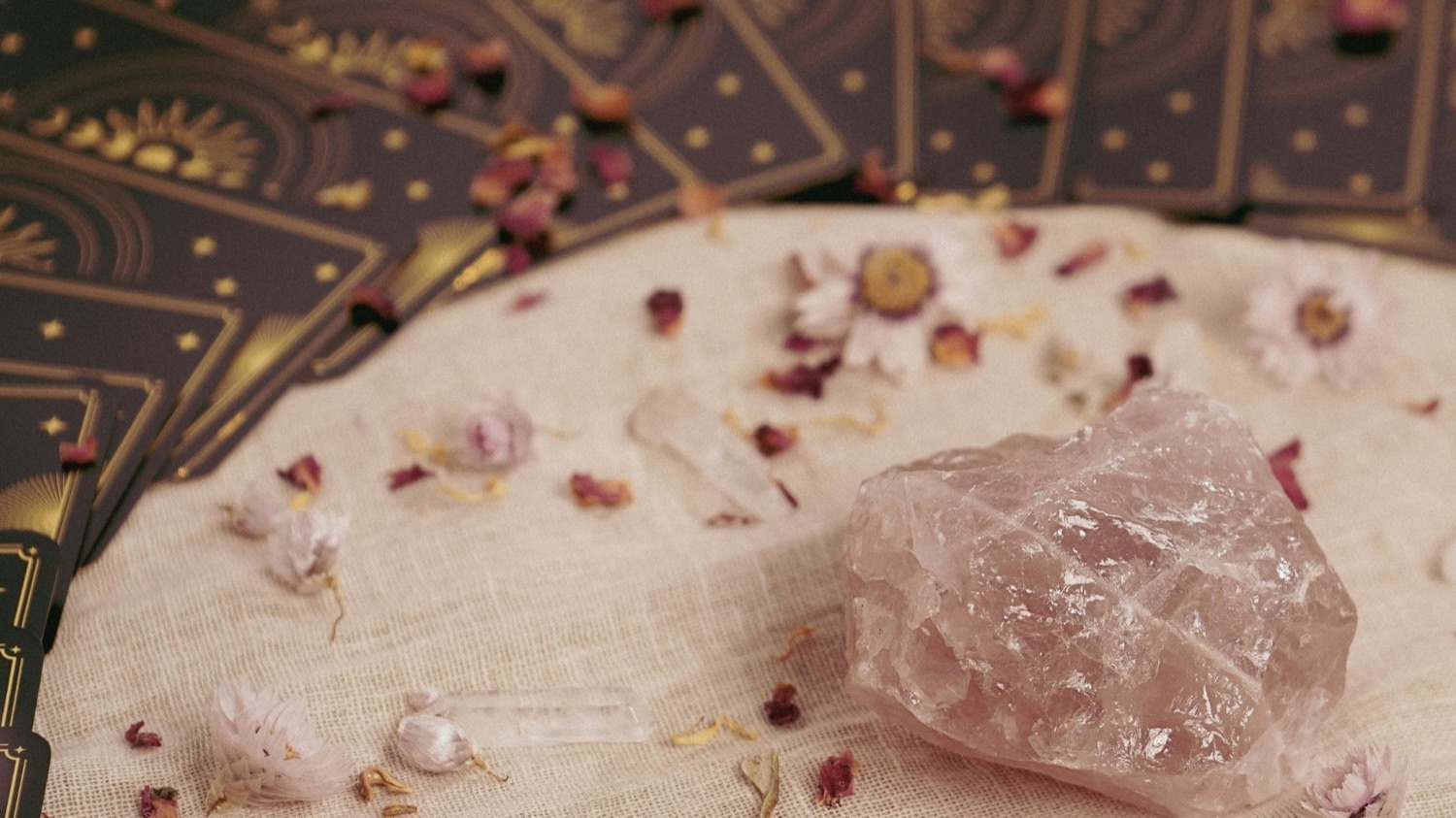 Rose quartz and tarot for psychic reading in Maybank TX